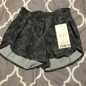 Lululemon Tracker LR Short 4” size 6